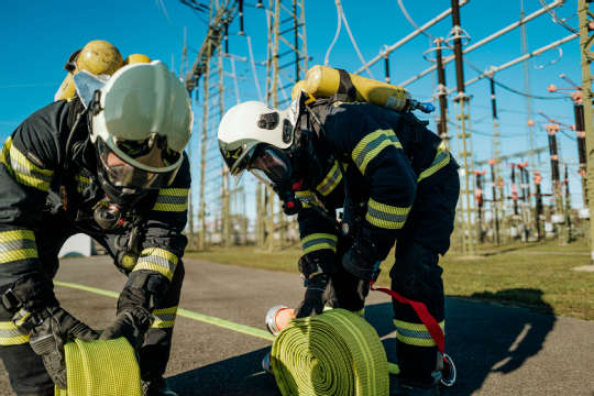 Feuerwehr beim Legen der letzten Schlauchmeter im UW_c_NIklasStadler_APG_Sarasdorf-61.jpg